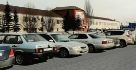 Автостоянка перед зданием «БКЖБИ №1 им. В.И. Мудрика» 